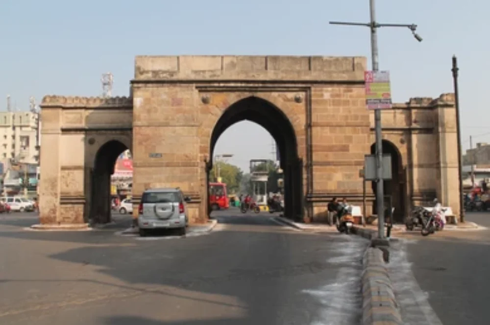 Teen Darwaza : A Gateway to History