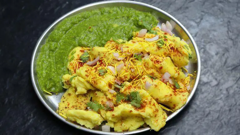 Plate of Surati Locho served with vibrant green chutney